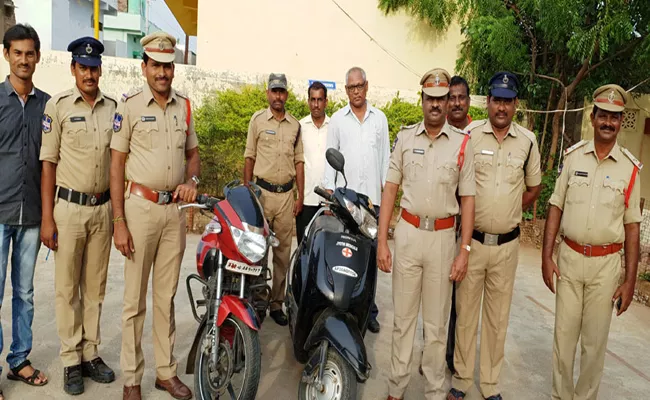 Man Arrested For Stealing Two Wheeler In Warangal - Sakshi