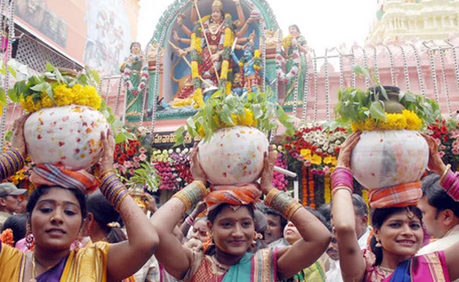 Lal Darwaza Simhavahini Mahankali Bonalu Festival In Old City - Sakshi