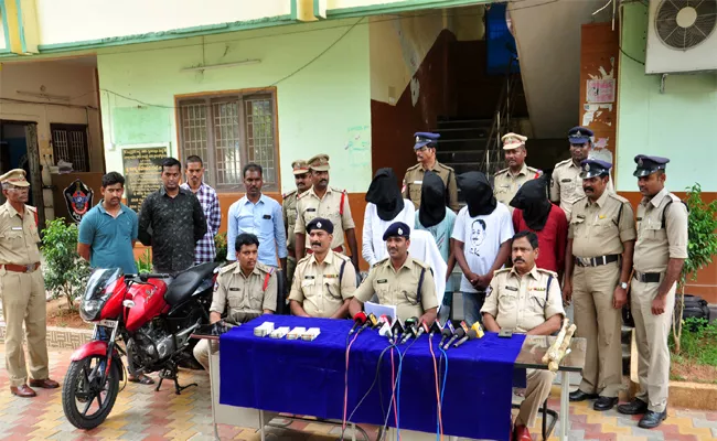 3 Arrested For Attacking On Cashier At Pragathi Transport In Vijayawada  - Sakshi