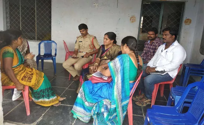 Three Men Committee Visitation Of Farmer's Family Prakasam - Sakshi