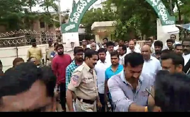 Police Conistable Takes Lathi Charge In Front Of District court - Sakshi