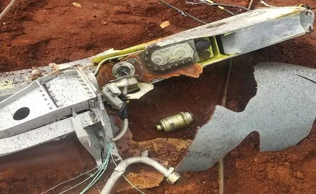 Tejas Fuel Tank Of Airborne Falls In  A Field Near Sulur In Tamil Nadu - Sakshi