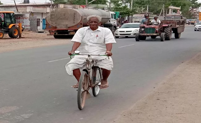 Every Day 32km Riding Bycycle A Old Man In Khammam District - Sakshi