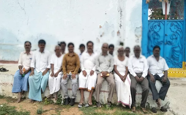 Seed Distribution Late In West Godavari - Sakshi