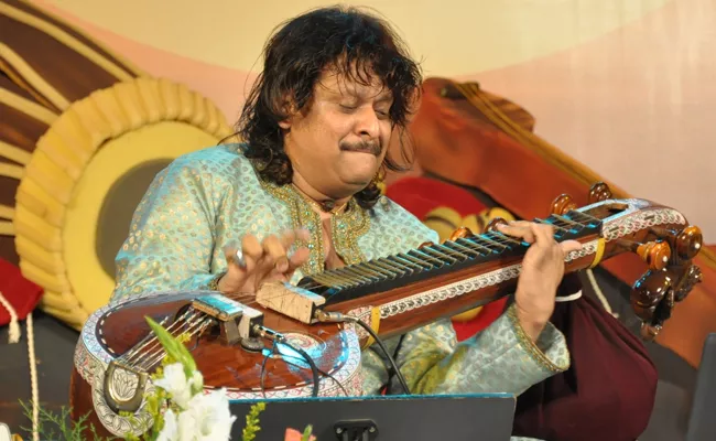 Rajesh Vaidya Plays Veena And Created Asia Record - Sakshi