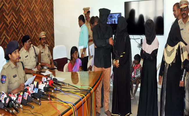 Arrested for Kidnapping a Child in Mahabubnagar - Sakshi