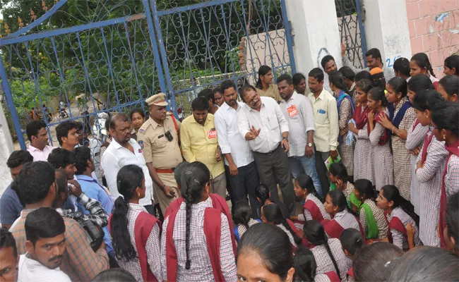 Gurukul Students Held a Rally to the Collectorate for Proper Food - Sakshi