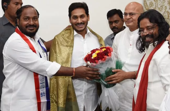 Justice Eswaraiah Meets CM YS Jagan - Sakshi