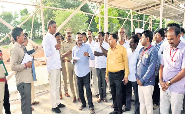 MLA Harish Rao Checks The Arrangements For The Visit Of CM KCR In Chintamadaka - Sakshi