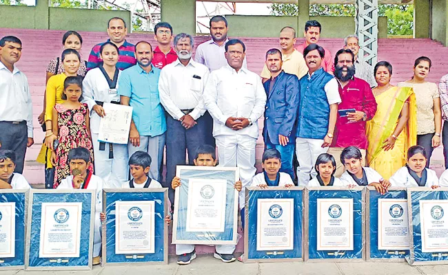 12 Taekwondo players honoured for creating Guinness record - Sakshi