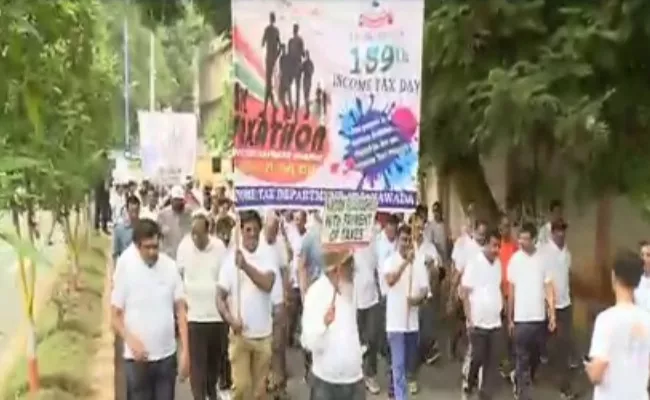 Income Tax Day 4K Run In Vijayawada - Sakshi