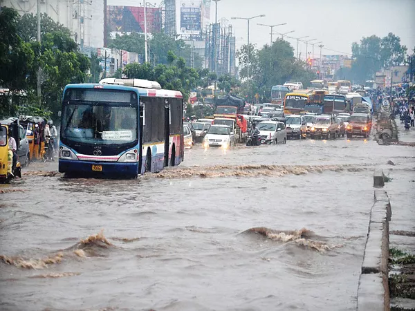 Heavy traffic problems in GHMC when rain comes - Sakshi