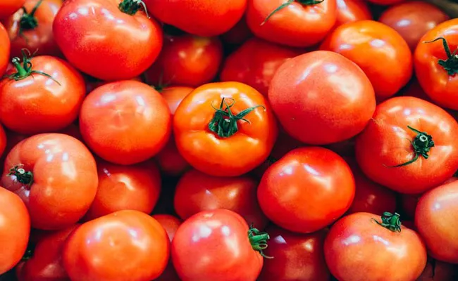 Tomato Prices Surge Up In Delhi - Sakshi