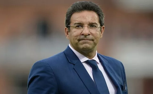 Wasim Akram Embarrassed At Manchester Airport - Sakshi