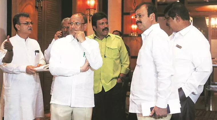 Political High Drama Continues In Karnataka - Sakshi