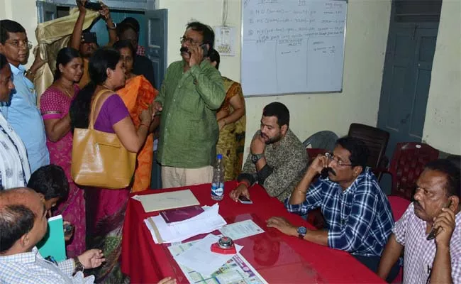 Married Women Hulchal in Front of Khammam Medical Office - Sakshi