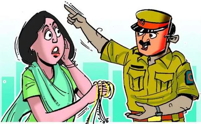 3 Fake Policemen Steals Gold Jewellery Of A Woman In Nuzividu - Sakshi