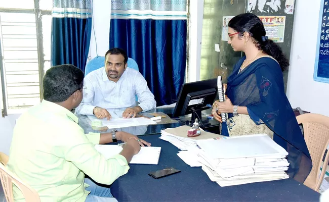 Khammam Collector Who Visited the Office of Tehsildar of Singareni - Sakshi