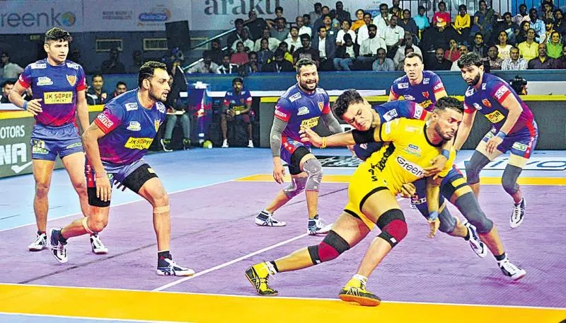 Dabang Delhi beat Telugu Titans in thriller - Sakshi