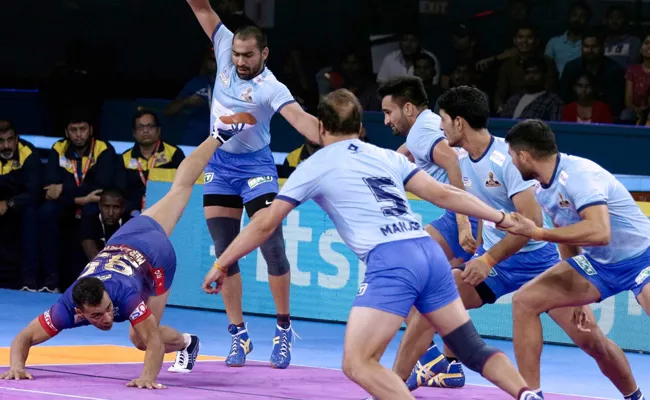 Pro Kabaddi League 7 Dabang Delhi Beat Tamil Thalaivas - Sakshi