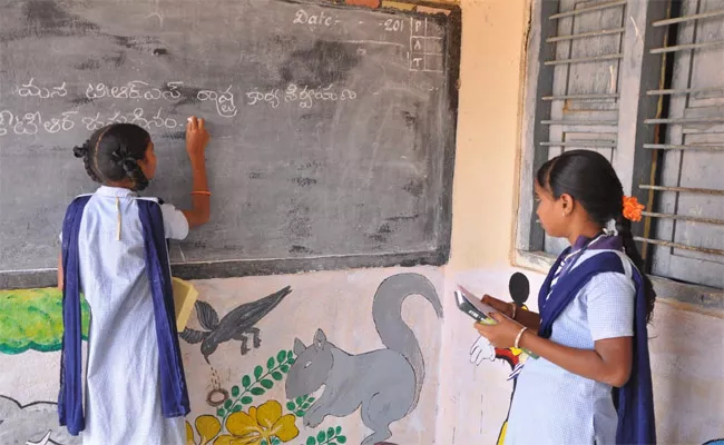 The Teacher Taught New Type of Education to Students At the School in Kosgi - Sakshi