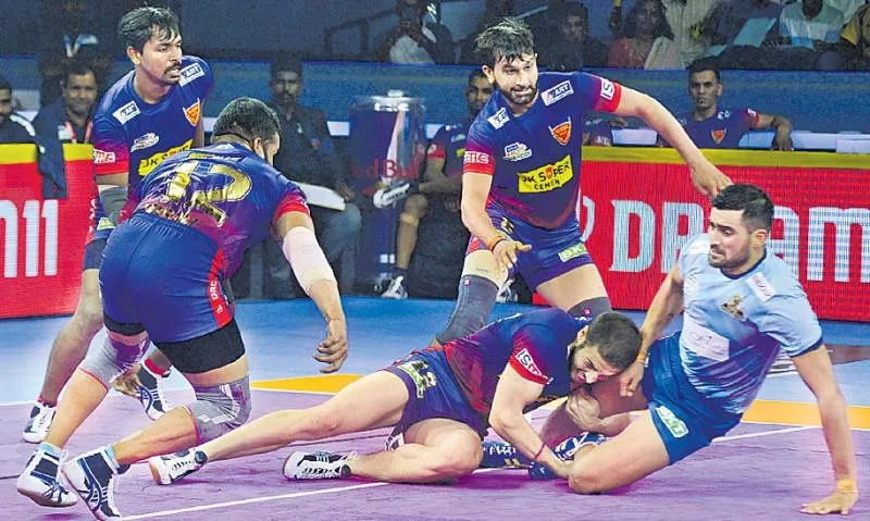 Delhi beat Thalaivas 30-29 in last raid thriller - Sakshi