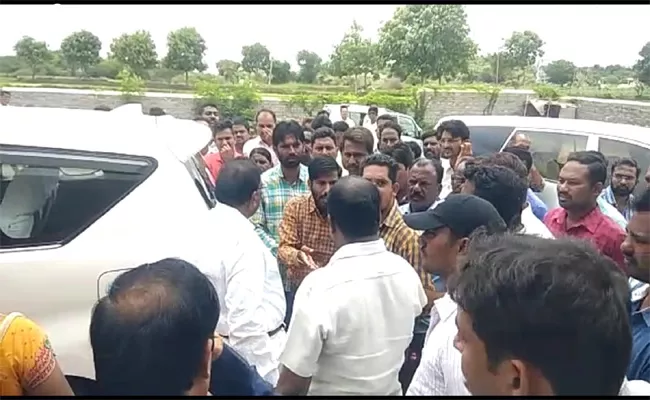 Outsourcing Staff Protesting the VC of Telangana University On the Way to the Farewell Event - Sakshi