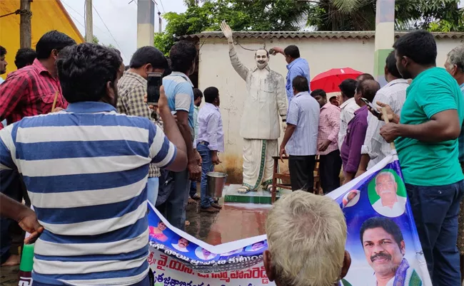 Palabhishekam to YSR Statue At Bayyana Gudem - Sakshi