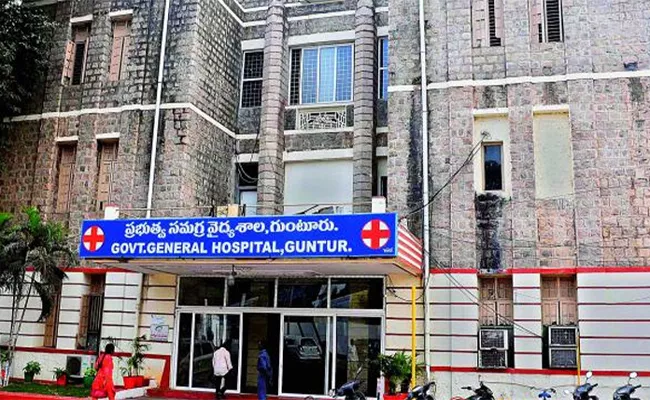 GGH Authorities Fail To Pay Salaries To Sahrudaya Trust Medical Staff - Sakshi