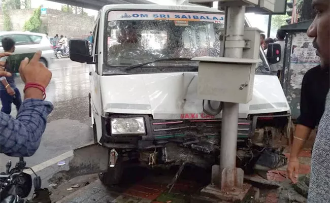 Home guard Dies After Tata Winger Rams in Begumpet - Sakshi