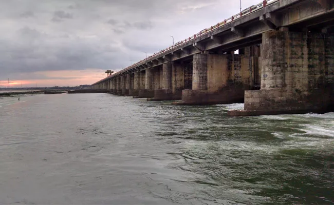 Heavy Water Flow In Godavari River At Dhavaleswaram Project - Sakshi