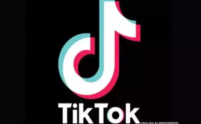 DHMO suspended Three Medical Staff Members For Doing Tik-Tok Video In Karimnagar  - Sakshi