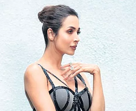 Malaika Arora Reveals How Chaiyya Chaiyya Shoot Left Her Bruised And Bleeding - Sakshi