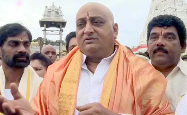 Prudhvi Raj Offers Prayers At Tirumala - Sakshi