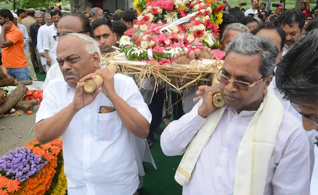 Siddaramaiah And KR Ramesh Attended For Jaipal Reddy Last Rites - Sakshi