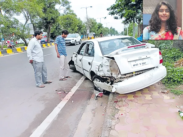 Car roll over in Madhapur - Sakshi