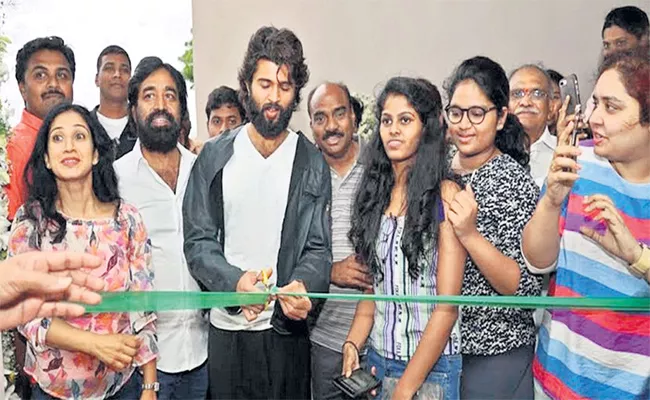 Vijay Devarakonda Open New Gym in FNCC - Sakshi