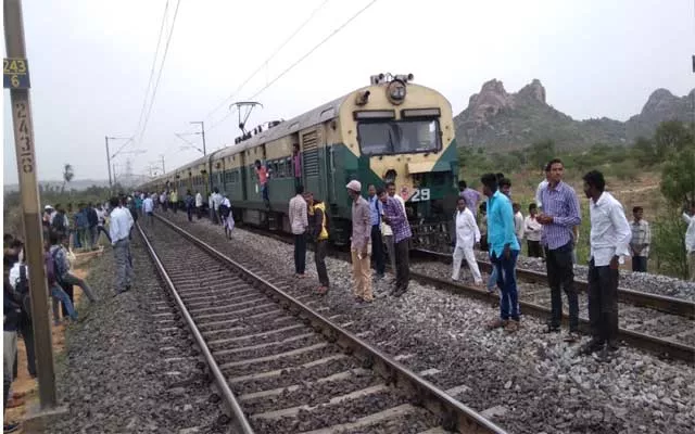 Passengers facing Problem due to push-pull train Stopped as Technical Issue - Sakshi