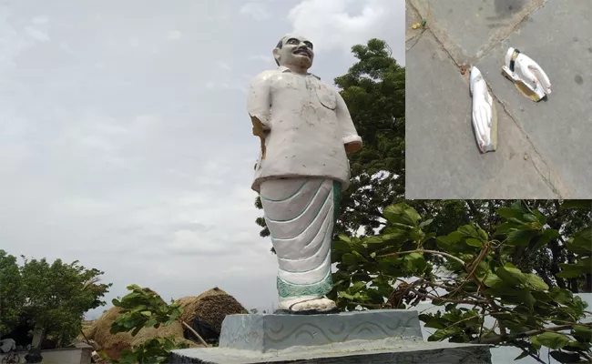 YS rajashekar reddy Statue Distroyd In Kurnool - Sakshi