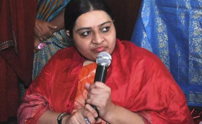 Deepa Jayakumar Announce Quit From Politics - Sakshi