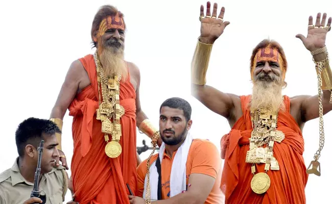 Golden Baba Who Wore 16 kg Gold For Kanwar Yatra - Sakshi