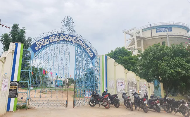 Kodela Siva Prasad Follower Surrender In Court In Narasaraopet - Sakshi