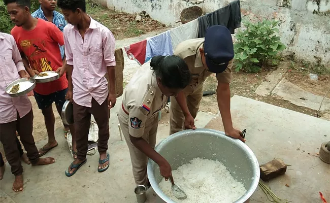 Tribal Welfare Residential Hostel Worms Meal In Vizianagaram - Sakshi