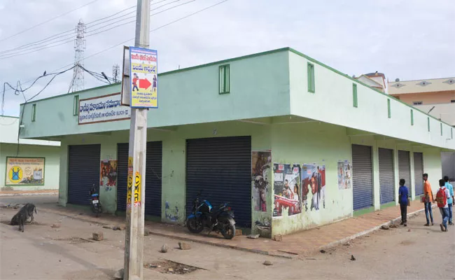 Private Shopes Closed By Near Market Yard In Mahaboobnagar - Sakshi