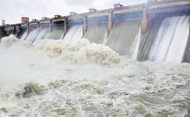 Kaleshwaram Reverse Pumping Stop For Heavy Water Spread In Godavari - Sakshi