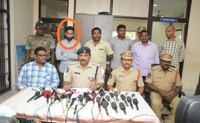 Police arrested A thief In Srikakulam - Sakshi