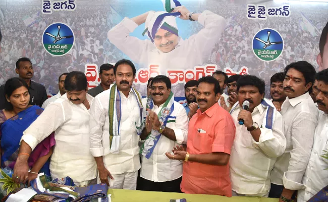 Ambika Raja joins YSR Congress Party - Sakshi