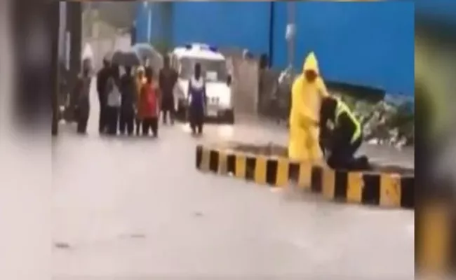 Police Officer Saves Dog From Floods In Mumbai - Sakshi