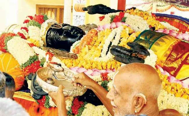 Two die during Athi Varadar festival in Kanchi - Sakshi