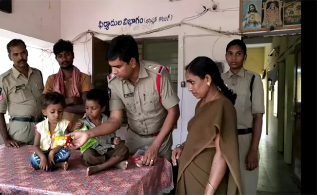 Parents Left Their Childrens In West Godavari - Sakshi